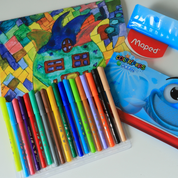 kit créatif jeune maman avec cahier de coloriage et feutres maped